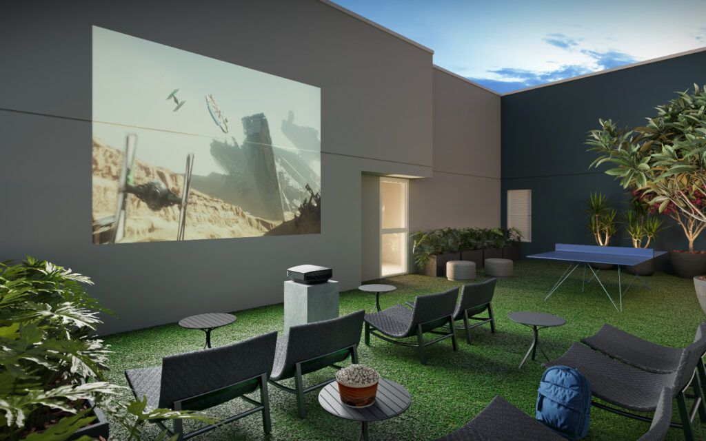 Praça Santo Antônio, cinema ao ar livre com telão e grama sintética