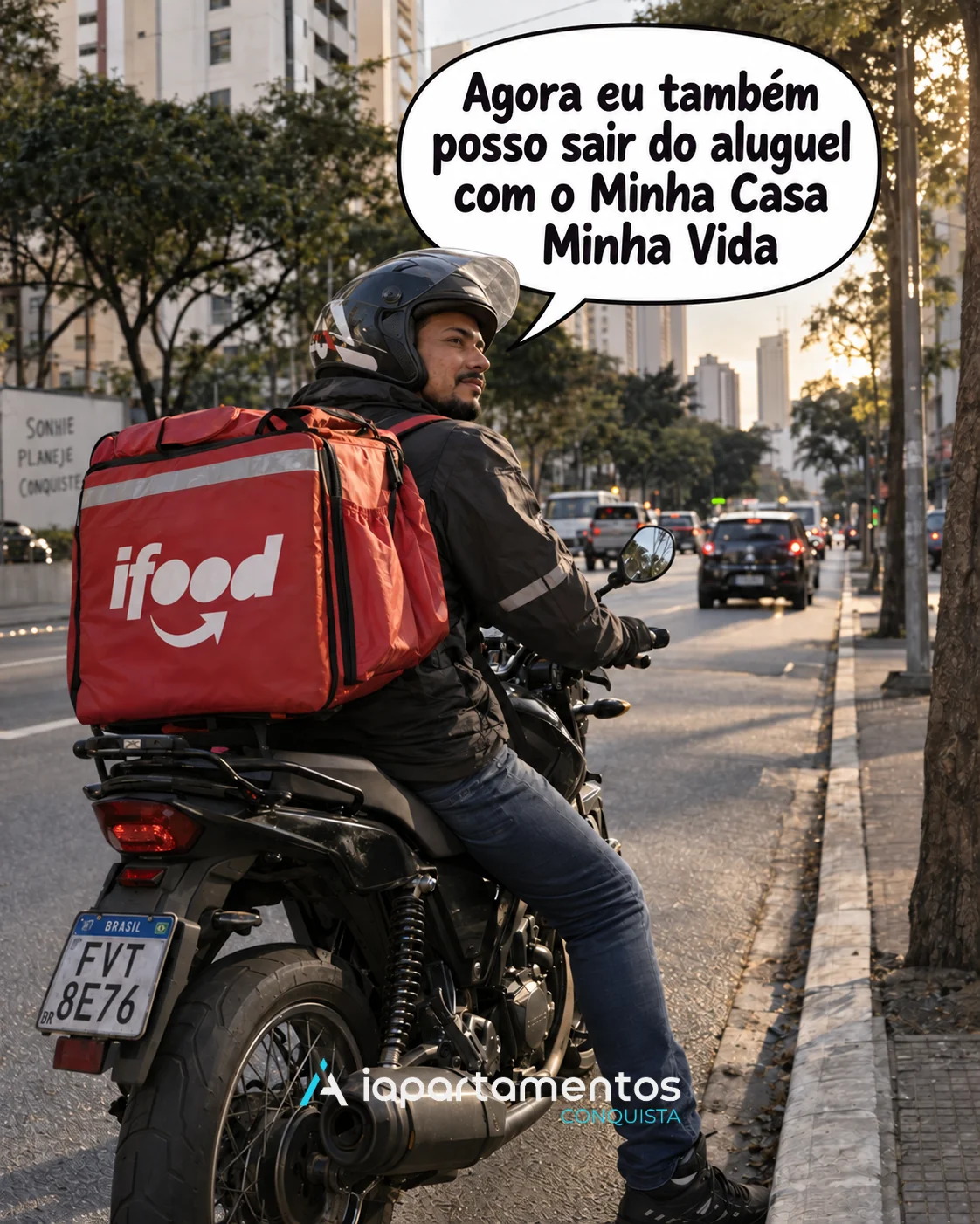Entregador Com Mochila Do Ifood Em Uma Moto Em São Paulo, Com Balão Dizendo: “Agora Eu Também Posso Sair Do Aluguel Com O Minha Casa Minha Vida”