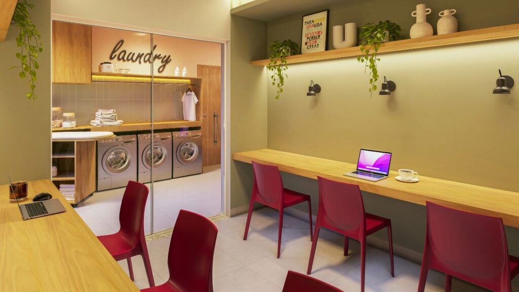 Auge Morumbi, coworking com bancada e estações de trabalho