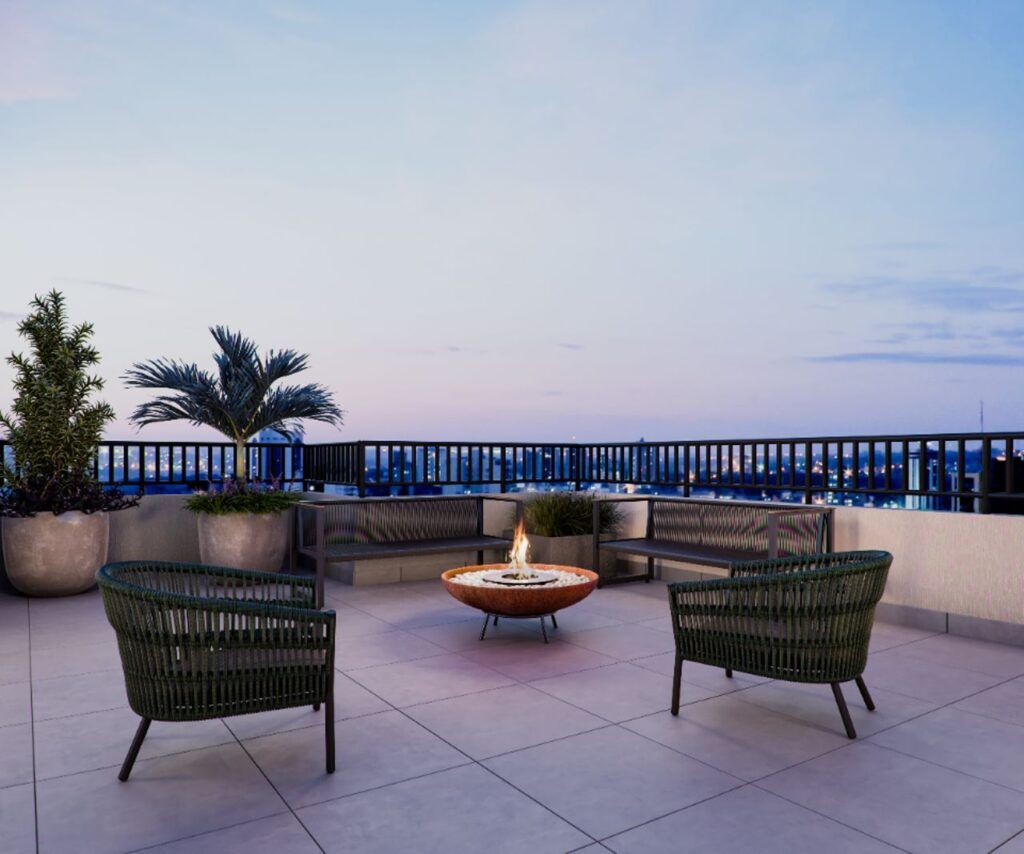Auge Panamby, deck do terraço com poltronas e lareira externa