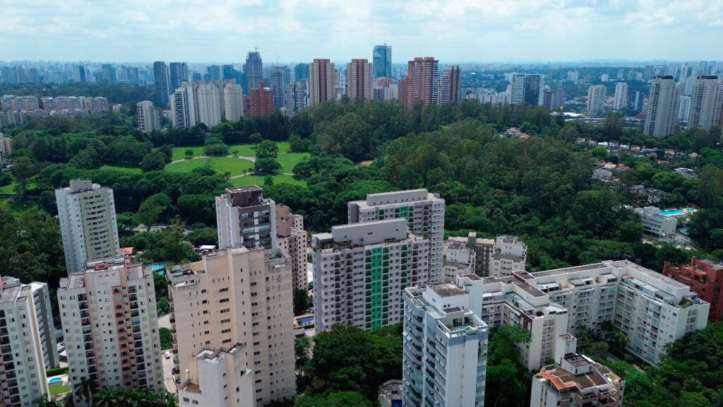 Auge Panamby, vista aérea do bairro com o parque ao fundo