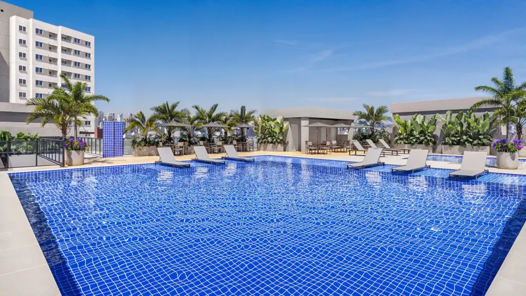 Piscina do Sinfonia Santo Amaro, da Emccamp, na Rua Ada Negri, em Santo Amaro